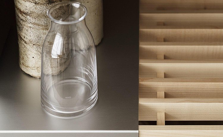 Atractivos contrastes gracias a la combinación de bases de aluminio y rejillas de madera