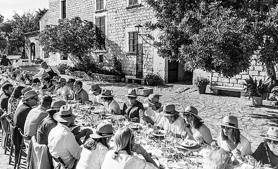 bulthaup straw hats are distributed and we are approaching the farm table