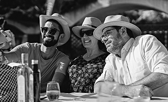 At the event straw hats were distributed among the guests to protect from the dazzle of a sun.