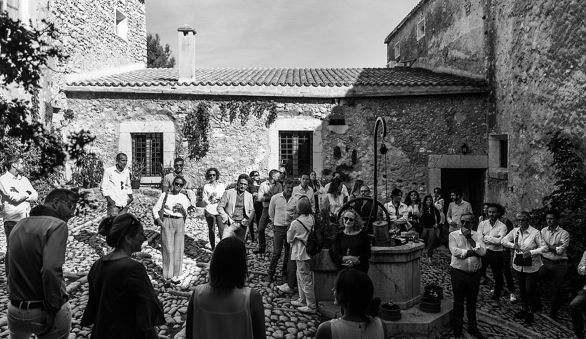 Volvemos al patio para charlar refugiados a la sombra de la finca