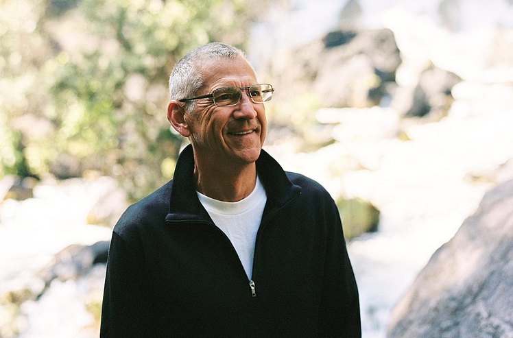 Portrait von Simon Woolley, im Hintergrund die beeindruckende Wasserquelle von Whakatane